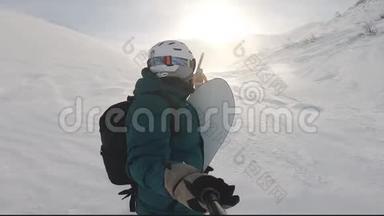 在暴风骤雨中的职业滑雪者肖像，<strong>拍摄</strong>于戈普罗英雄8黑，框架<strong>拍摄</strong>于堪察加的<strong>自</strong>由之旅